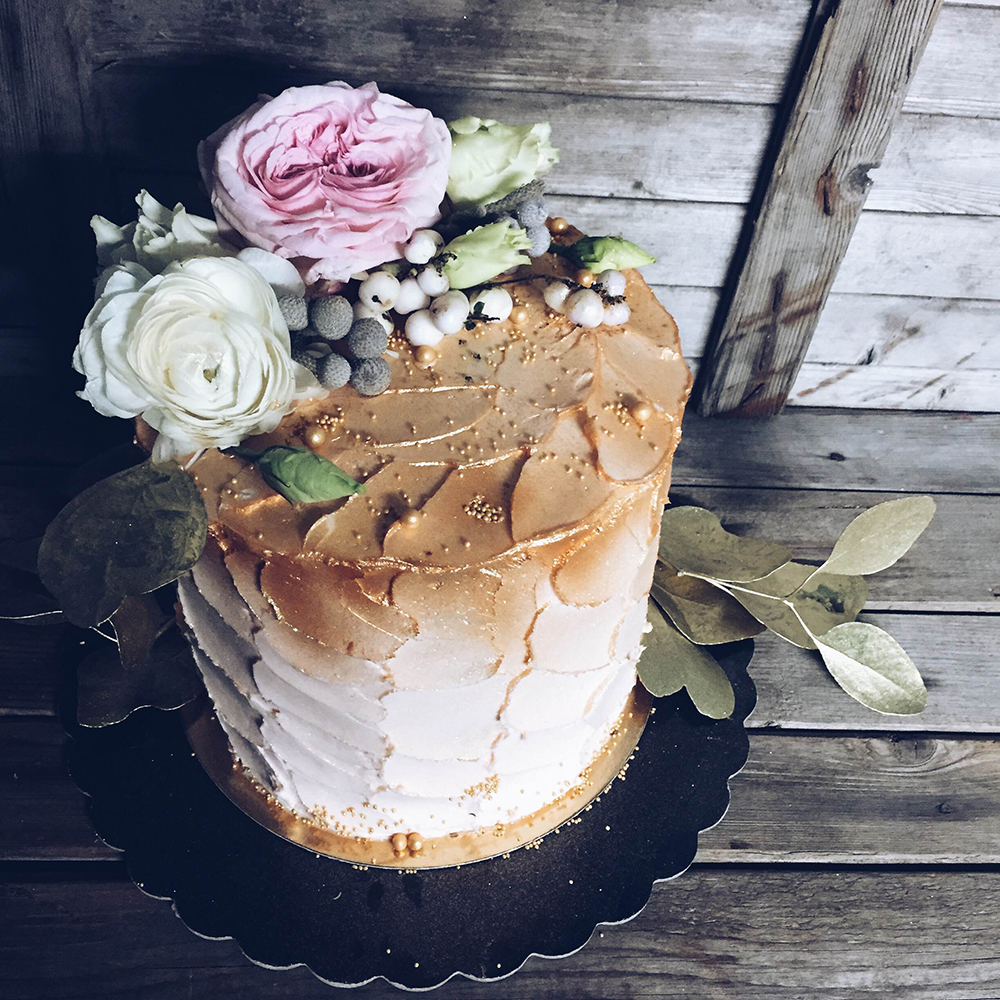 Торт для свадьбы в стиле лофт с живыми цветами и блестками