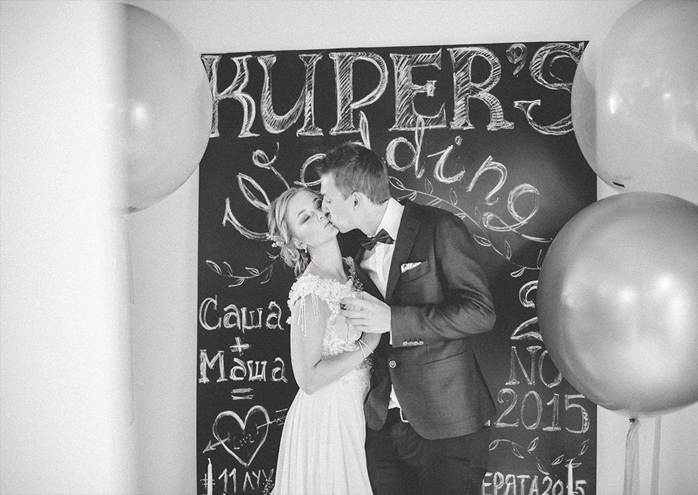Фотозона меловая доска на свадьбу в стил лофт с росписью