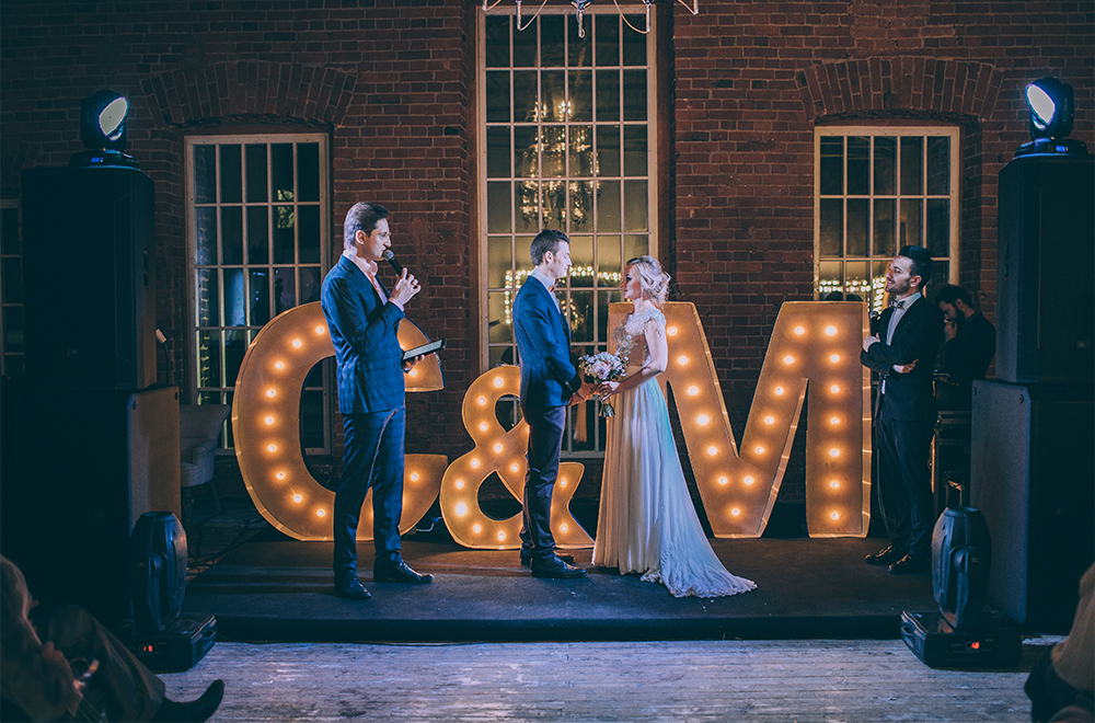 Нестандартная церемония в стиле лофт не арка, а очень красивые большие буквы с ретро-лампами в цвете свадьбы
